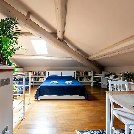 Romantica Mansarda Con Terrazzino Sui Tetti Di Apartament Parma