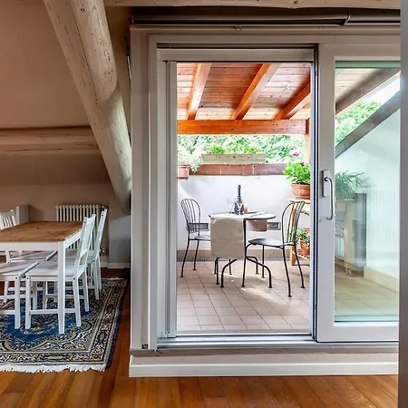 Romantica Mansarda Con Terrazzino Sui Tetti Di Apartmán